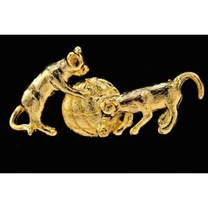Vintage Cat Pin Brooch Playing Yarn Ball Playful Kittens Gold NOS 1980s BinA5